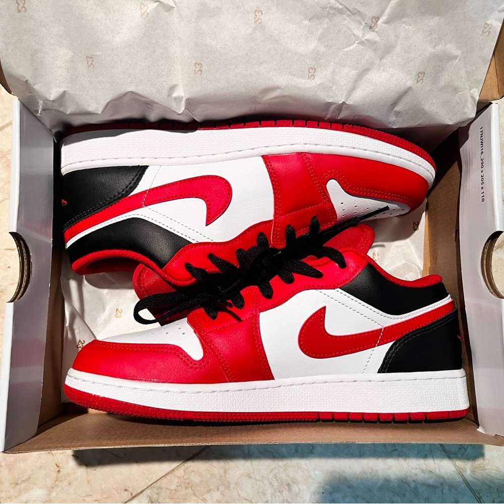 Jordan 1 Low Kids size 7Y (Women’s 8)